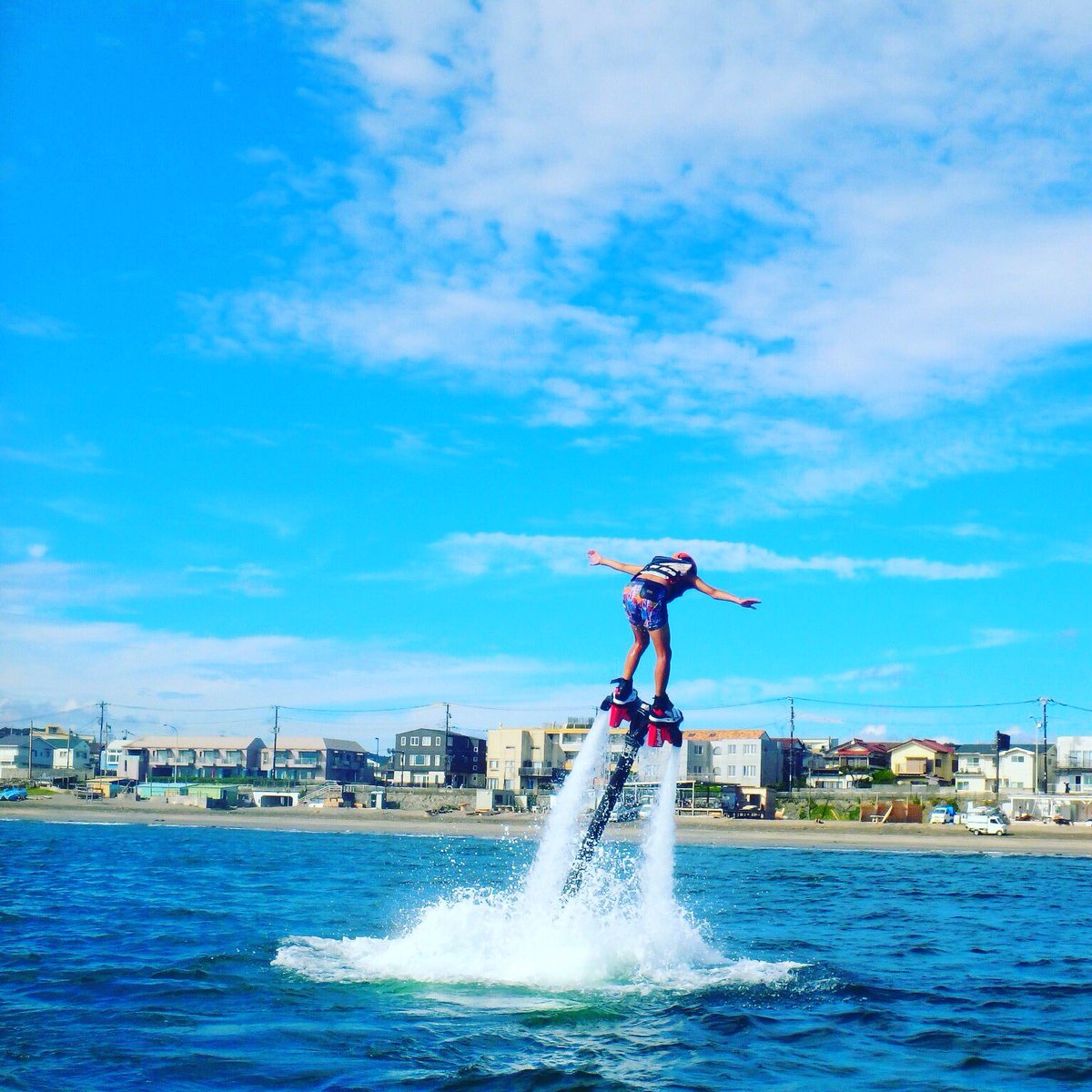 dj_kazuhiy's tweet photo. 昨日は有給使って人生初のフライボード in 鎌倉🏄
難しかったー😂😂😂
#フライボード #flybord #ホバーボード #マリンスポーツ #材木座海水浴場 #海 #鎌倉 https://t.co/3n8r3mPDCw
