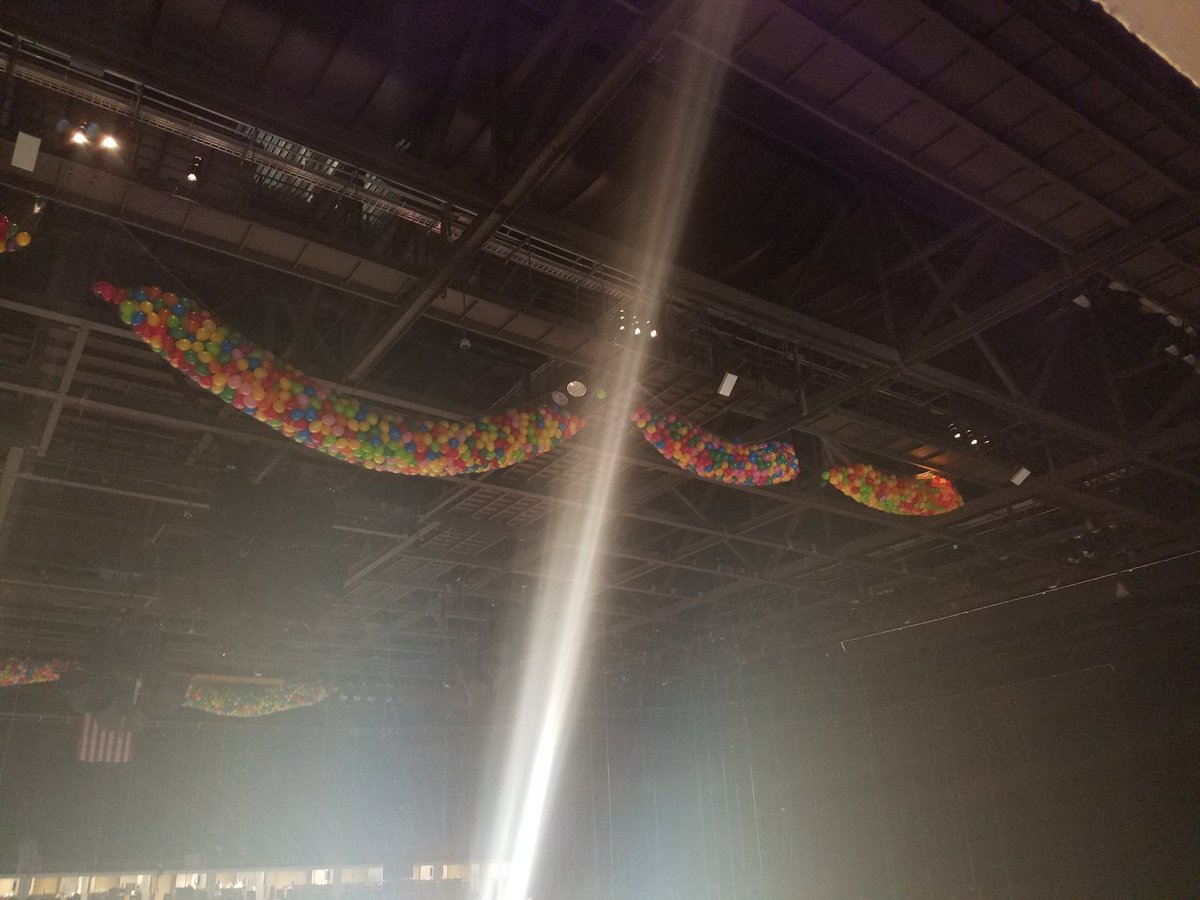 TheEdwardBrooks's tweet photo. Looks like they are dropping balloons for Owens #RAW #RAWKC @solomonster https://t.co/Pp1vwgU2xy