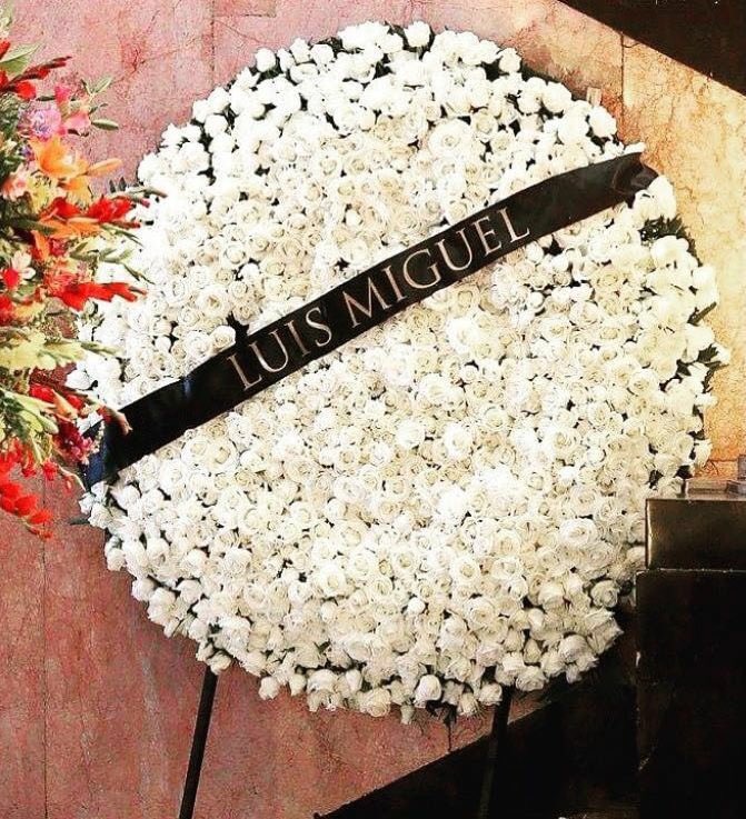 luismimania1's tweet photo. Una vez más #LuisMiguel dasus condolencias, mandando un arreglo floral, en esta ocasión 1000 rosas blancas a #JG https://t.co/jWhFCiSPti