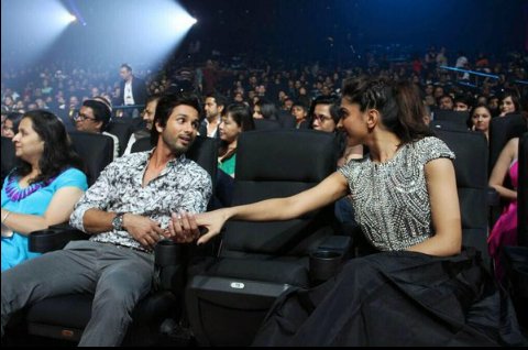 Aruhe_dvn's tweet photo. #Moststylish2015
(shahid and deepika)
Both lookking just fab beautiful https://t.co/iaOQfEv0LM