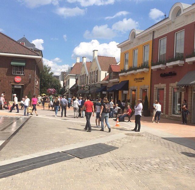 om_2ma's tweet photo. آوتلت ريموند الهولندي 🇳🇱 Roermond من أقوى الآوتلتات اللي مرت علي ويضم الكثير من البراندات ولا تنسون تحميل تطبيقه 👇🏻 https://t.co/fAJZ3cL218