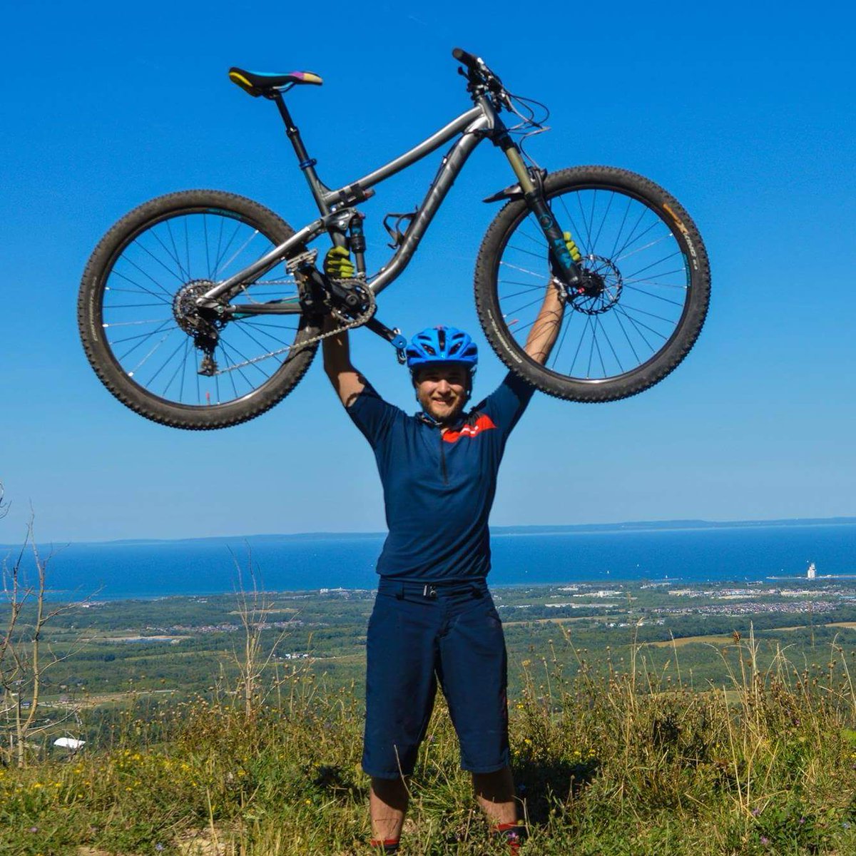 RideGuidesDotCA's tweet photo. Happy labour day everyone. Get the riding in while you still can #norcobicycles #raceface #eastoncycling #smithoptic https://t.co/l2HdfiE48z
