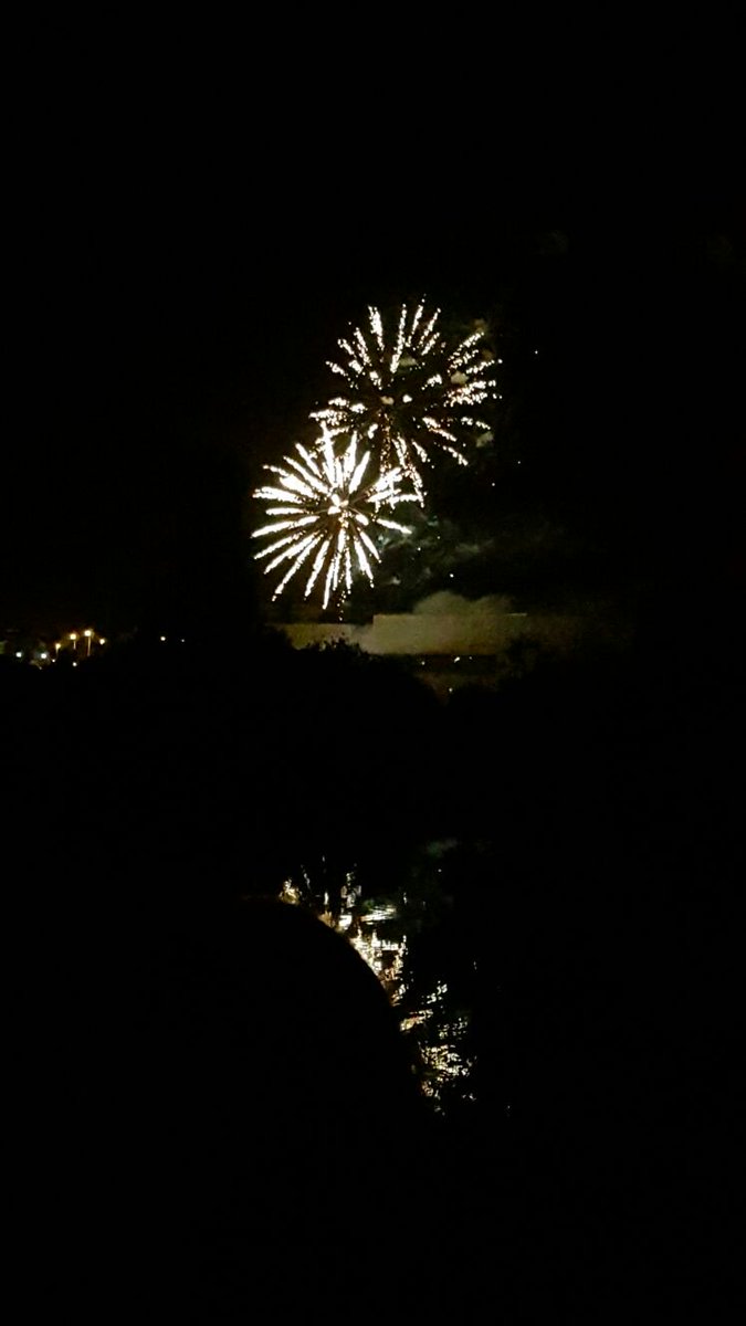 AlojaMerida's tweet photo. Con los tradicionales #FuegosArtificiales se pone fin a la #FeriaDeMerida 2016. https://t.co/XqxJHeOd4A