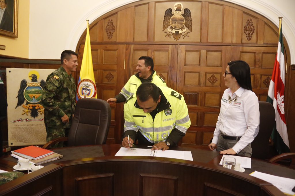 GobBoyaca's tweet photo. Firma de aprobación del plan integral de convivencia ciudadana para el departamento https://t.co/Jn0veErM5J