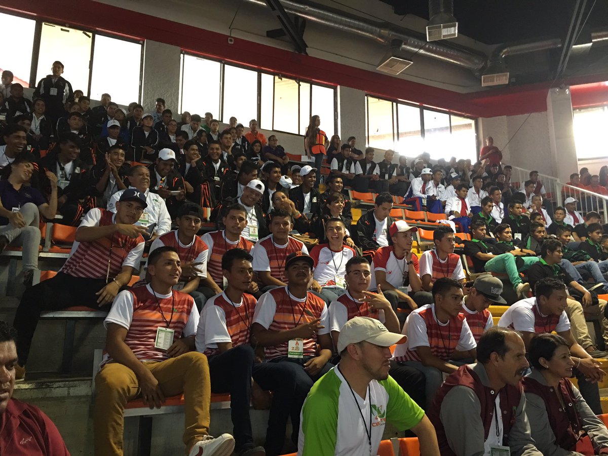 cecytenayarit's tweet photo. Preparados para el desfile inaugural del #ENDChihuahua2016, suerte para todos #25AñosContigo @sayonara2609 @ccecyte https://t.co/b2nJ7iX8JY