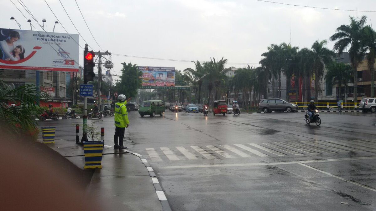 lantasplmbg's tweet photo. Pukul 07.07 wib Giat pengaturan di 405 (diseputaran simp pim) arus lalin ramlan #polripromoter @RTMCPoldaSumsel https://t.co/bfN587lrW7