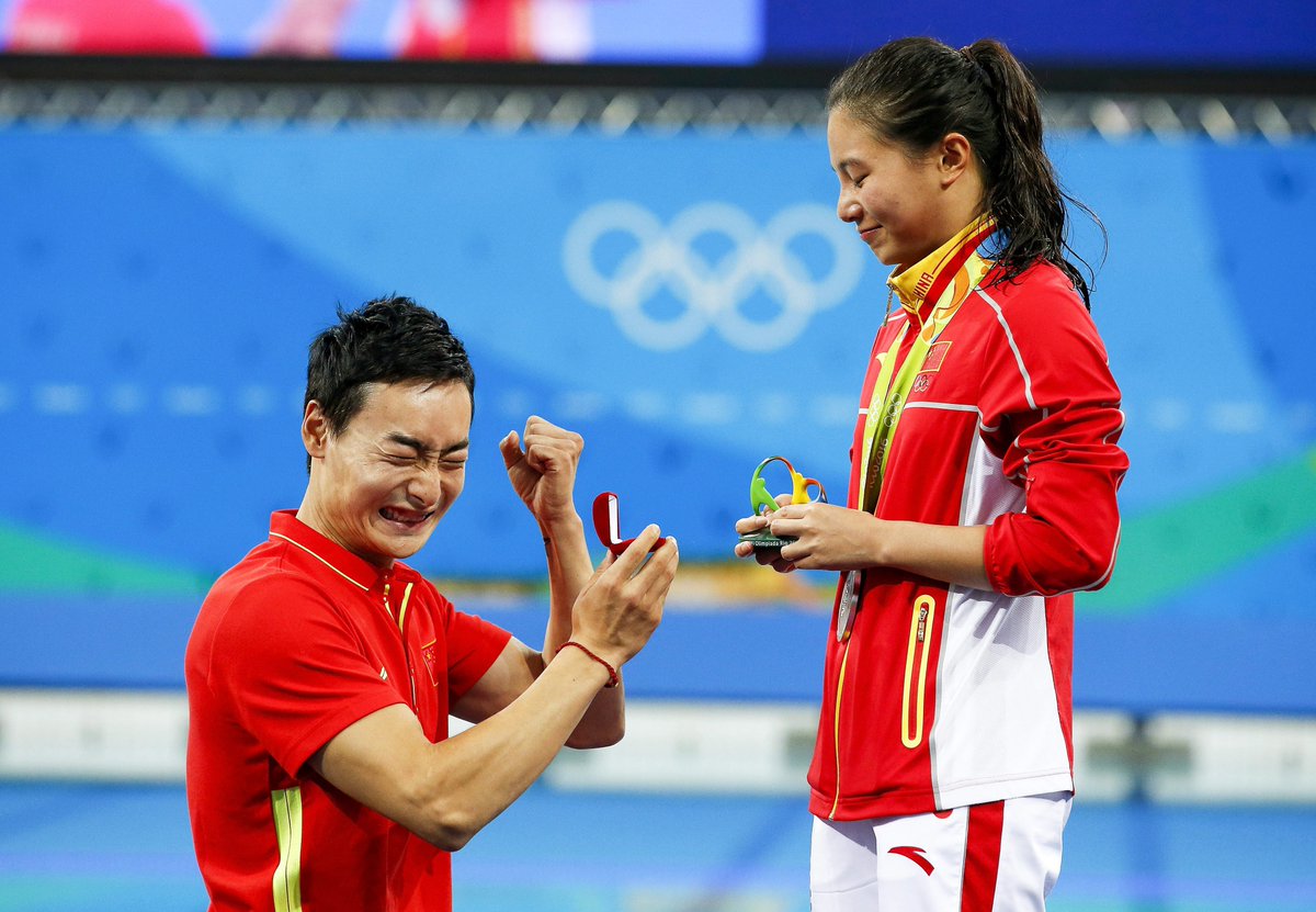 XHSports's tweet photo. Still remember the Chinese divers engaged on medals podium at #RioOlympics2016? Their wedding seems close https://t.co/1hfWfxYBFq