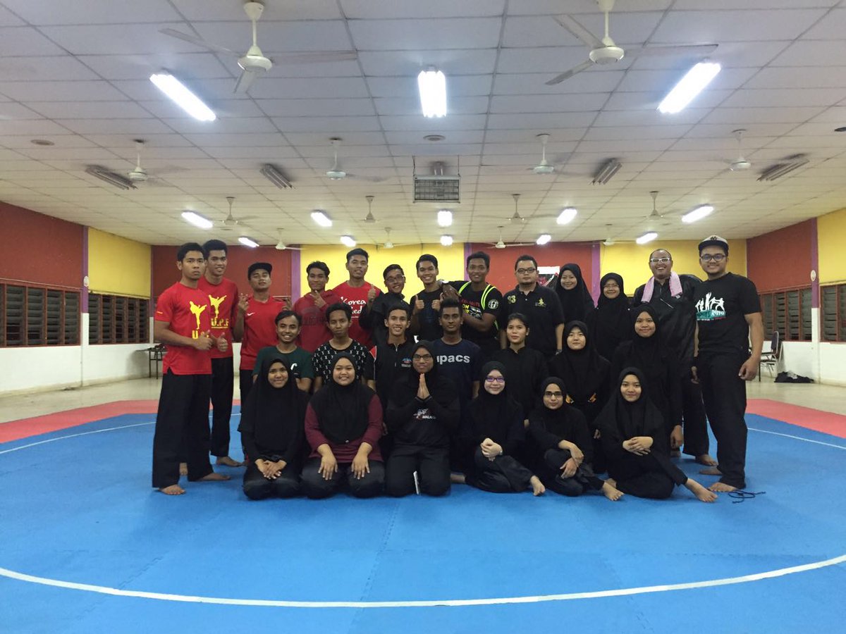 NajwaRadis's tweet photo. CONGRATULATION GUYS! Kite dah perform yg terbaik smlm.#Silatpencak #uitmraubpahangvsuitmjengka #pemilihankarisma https://t.co/MOz7gNOD9A
