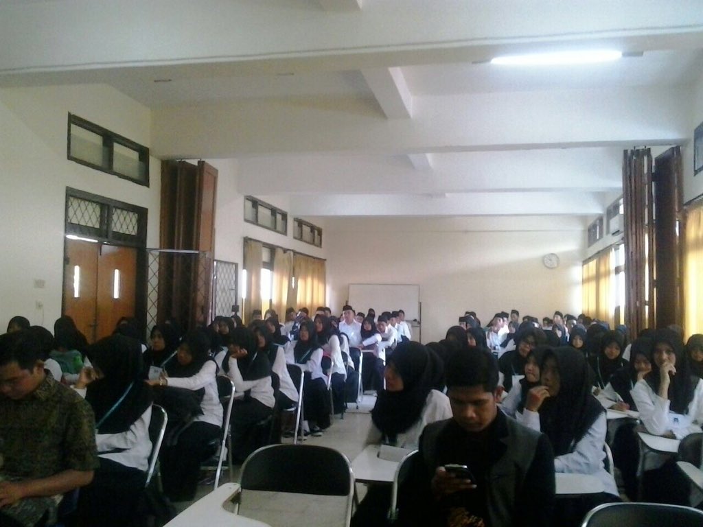 BombUninus's tweet photo. Penyambutan mahasiswa Baru FAI #bombuninus2016 #mahasiswabaru #uninusbandung #uninus https://t.co/kiLnVFurUE