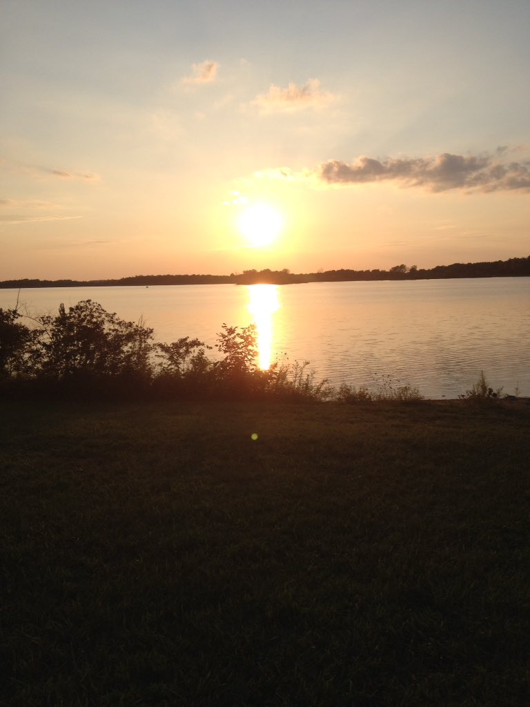 BSUPrivateer's tweet photo. Sunset during an evening trail run. #trailrunning #trailrunningview #sunset #lake https://t.co/b1aCyUktNA