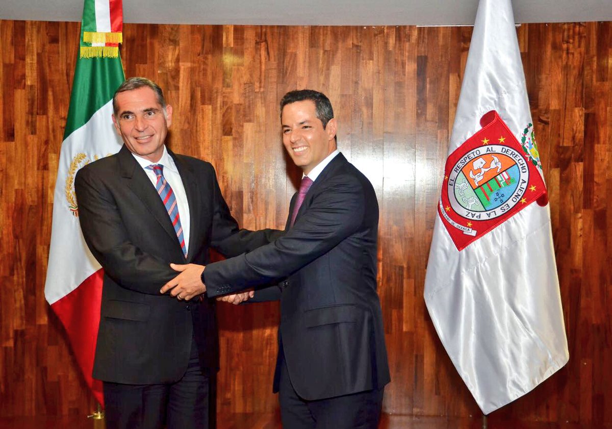 alejandromurat's tweet photo. Instalamos con @GabinoCue  trabajos de transición de Gobierno para entrega-recepción republicana y en colaboración. https://t.co/bpsv2CnYz9