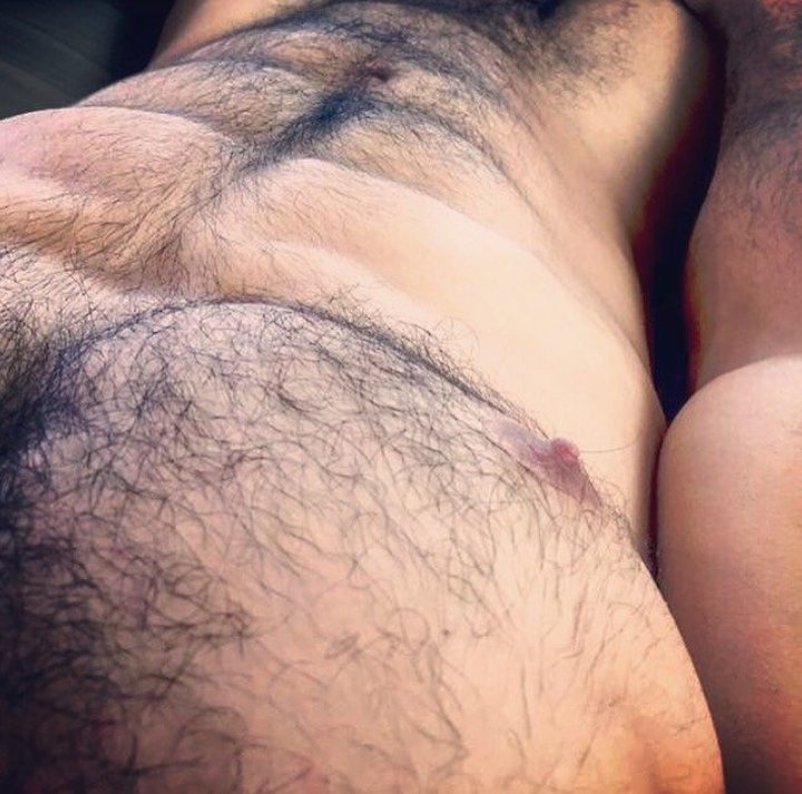 AlexNavy16's tweet photo. Esto es una delicia... Como se me antoja recorrer su abdomen velludo... ๐ #Que_Rico https://t.co/UN1Pku8KgN