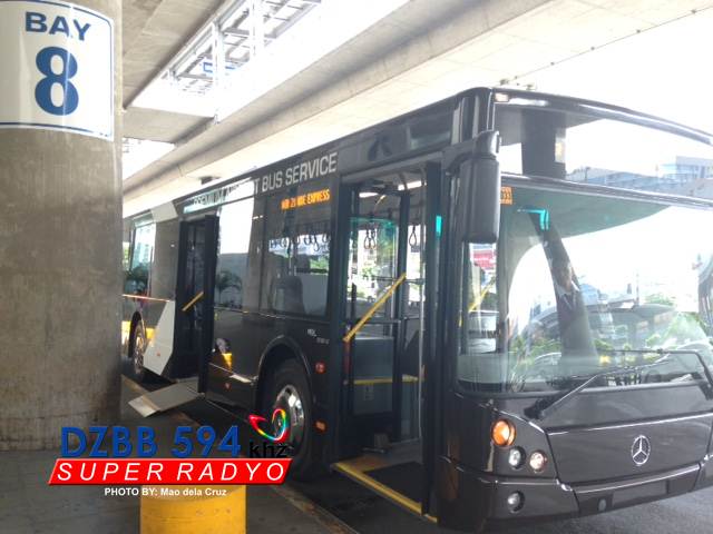 gmanewsbreaking's tweet photo. LOOK: Inilunsad ang bagong Premium Airport Bus Service sa NAIA Terminal 3. | via Mao dela Cruz @dzbb https://t.co/2b1jEl0djI