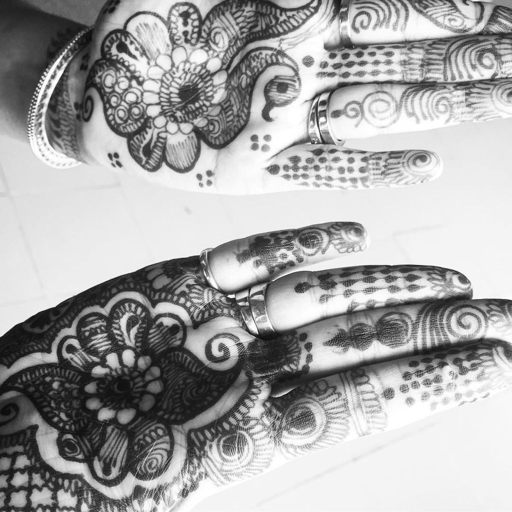 gitaneee's tweet photo. Ink, India style.
•
#mehendi #mehendiart #incredibleindia #bw #weddingtraditions #iphone6p… https://t.co/CbBiD43d6e https://t.co/0bhJnyJX88