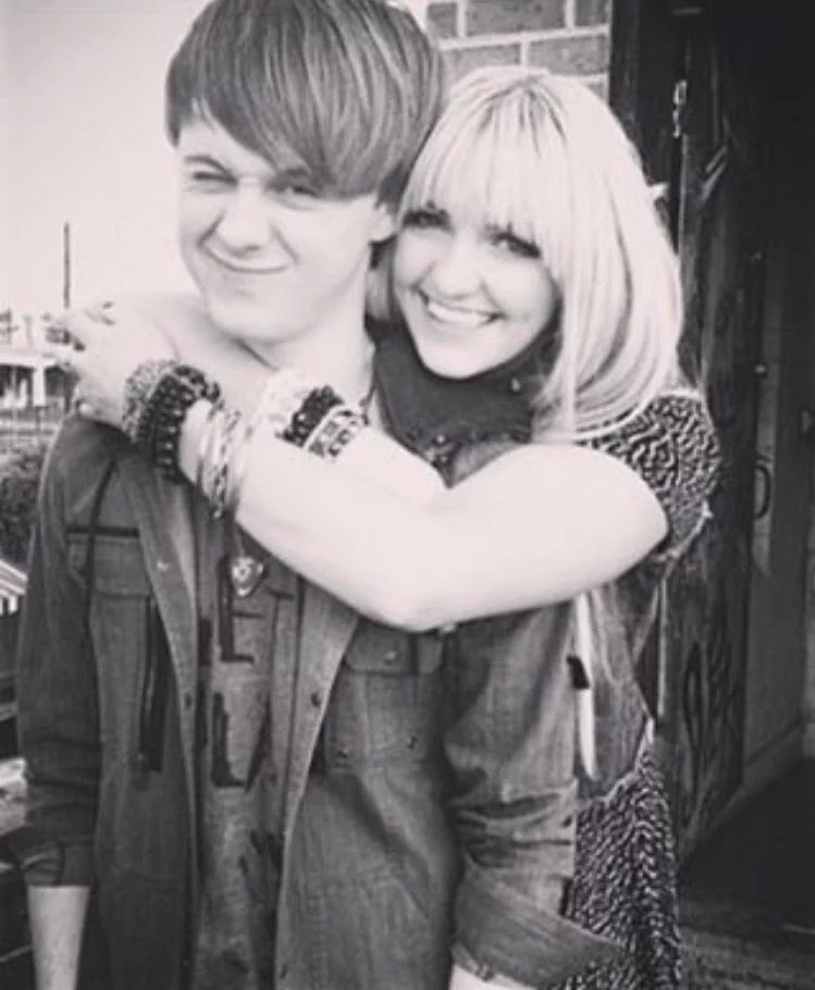 Fers_Tomlinson_'s tweet photo. This photo will always be one of my favorite .. 💕❤At that time it was the most beautiful secret #R5Family💏 @rydelR5 https://t.co/OJZCHM8z9p