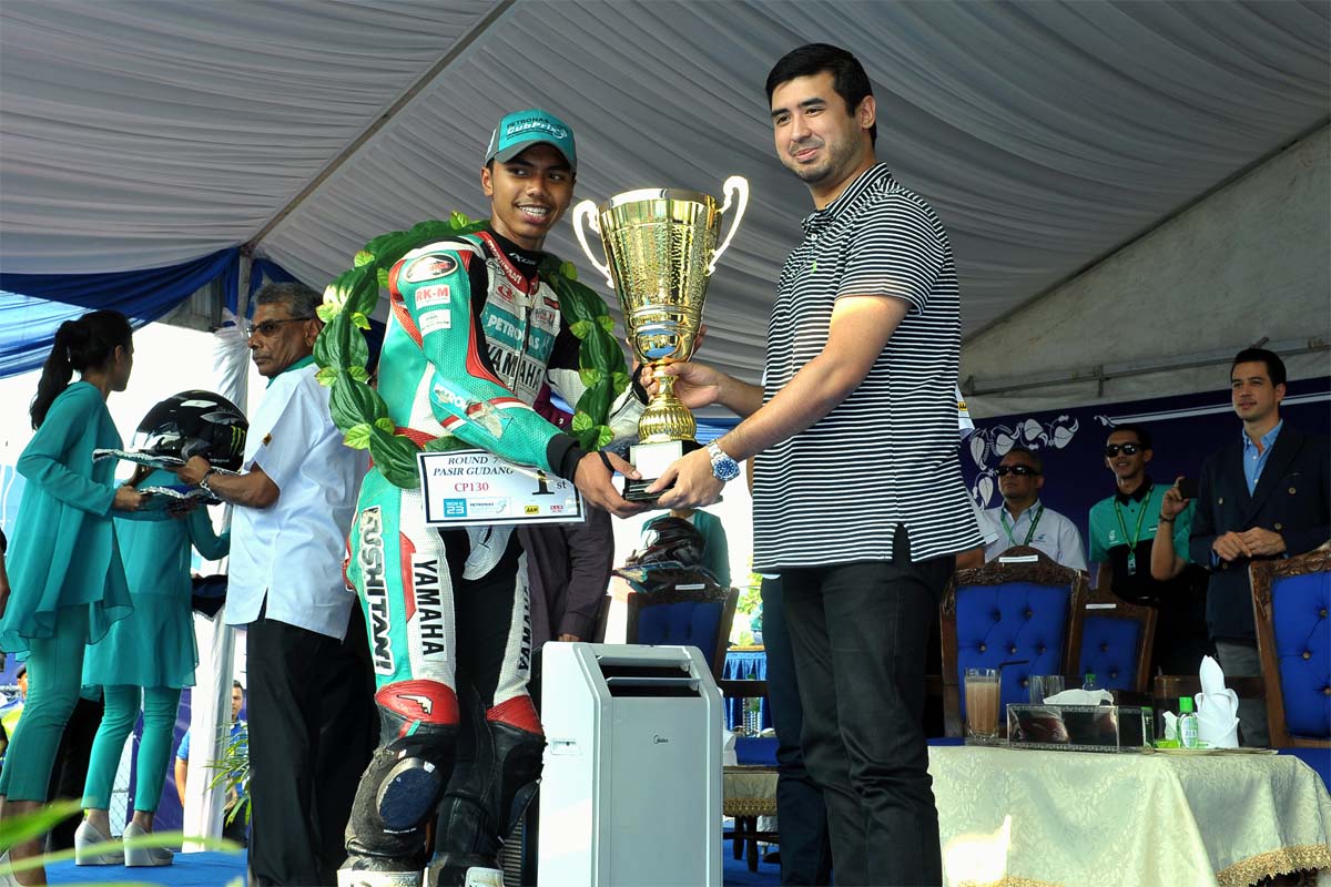 Sports247my's tweet photo. #PETRONAS #CubPrix:#KasmaDaniel hadiahkan gelaran Pasukan Terbaik buat #MajuMotor - https://t.co/ucQxa4R5pP https://t.co/MjfUYyq1dI