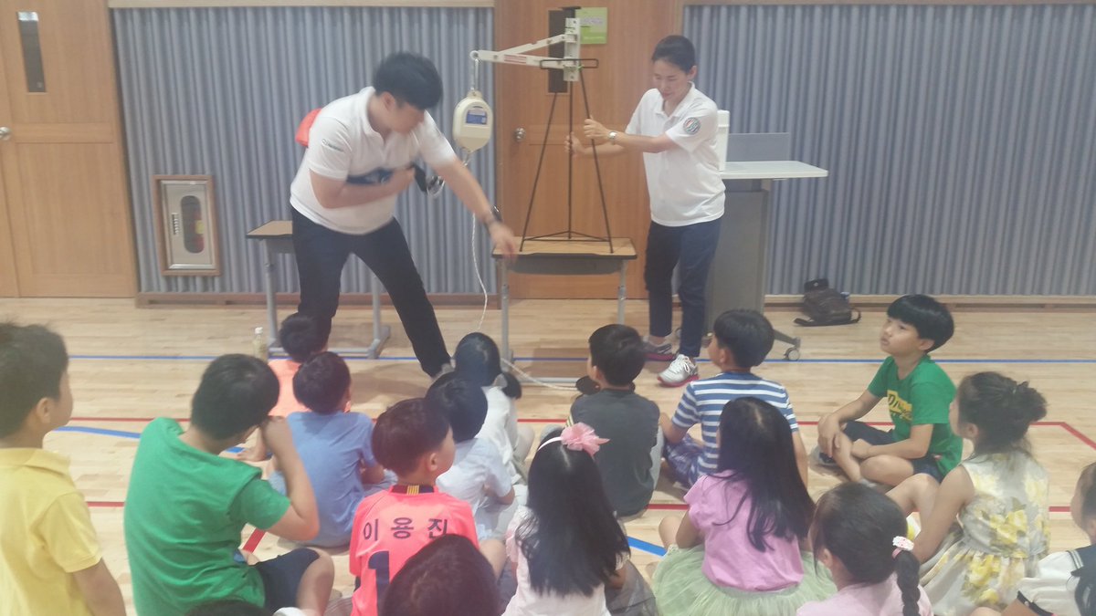 어린이 안전문화운동 시범사업
"찾아가는 어린이 안전체험캠프" 위례한빛초등학교에서 화재대피,완강기체험,응급처치법등 실생활에서 발생가능한 안전사고대비 체험교육을 실시하였습니다. #성남시 <a href="/Jaemyung_Lee/">이재명</a>