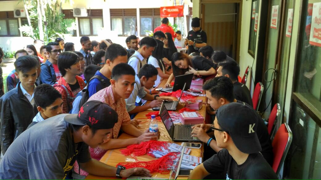 NextDev_id's tweet photo. Para peserta Roadshow #NextDev2016 #UntukManado sudah mulai memenuhi meja registrasi dan siap mengubah Indonesia! https://t.co/seWsqhf6uF