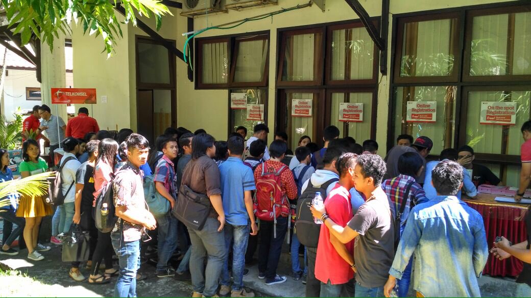NextDev_id's tweet photo. Para peserta Roadshow #NextDev2016 #UntukManado sudah mulai memenuhi meja registrasi dan siap mengubah Indonesia! https://t.co/seWsqhf6uF