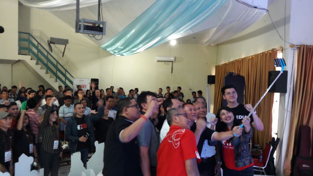 NextDev_id's tweet photo. Dengan ini, #NextDev2016 #UntukManado resmi dibuka! Yeay! https://t.co/RvBvWbgESl