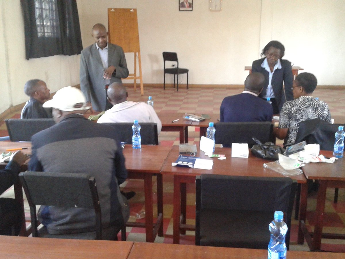 Willis_Ochilo's tweet image. #EplantClinicsExpandingKE day 2 in Nakuru: trainers from #MOALF assisting PDs #TabletUse #Plantwise cc. @CABI_News