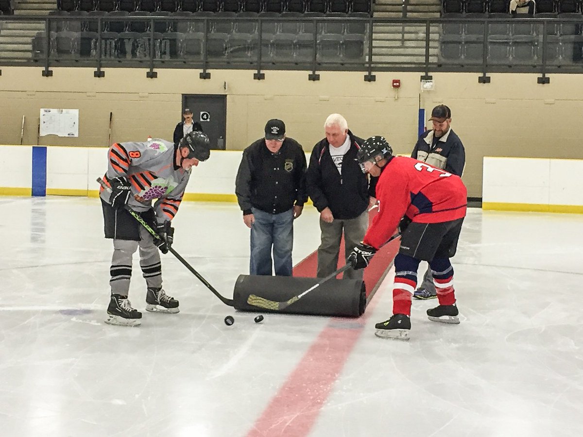 LeducOldBlades's tweet photo. The LOBHL 2016/17 season kicked off with ceremonial puck drop from two of our alumni Glyn O'Brien and Cy Young! https://t.co/KNoMH5eHq0