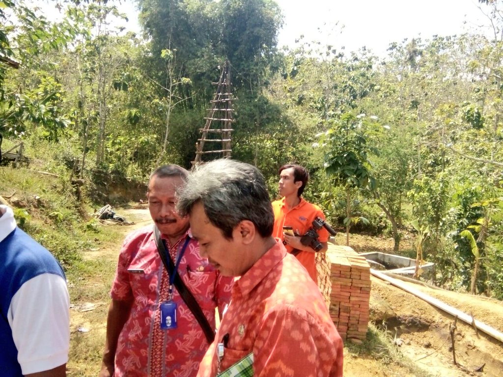 Dinas <a href="/BloraEsdm/">ESDMBlora</a> siang ini melakukan penutupan sumur minyak tradisional ilegal di Ds.Plantungan Kecamatan Blora Kota