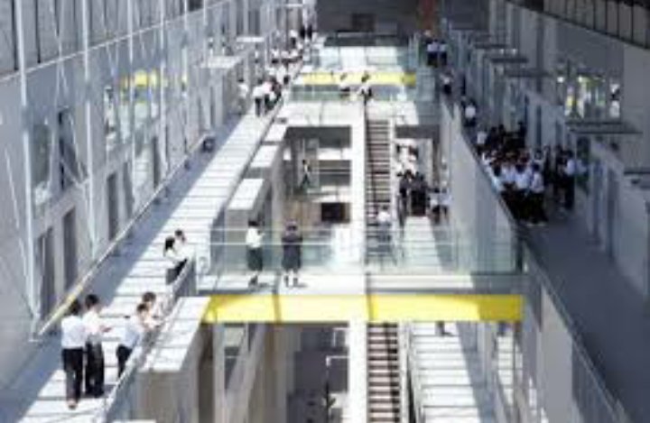 Twitter 上的 いたる 君の名は の瀧が通ってる高校ってモデルなった所があるのね 広島市立基町高校 校内にエスカレーターがあるって 正に学生の夢が叶っている 近未来感すげぇな T Co Gtswmcztma Twitter