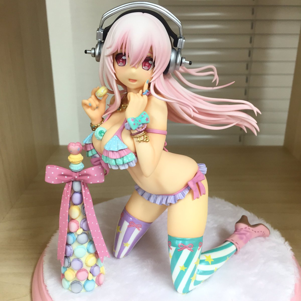 t_santa's tweet image. アルファマックスさんの「すーぱーそに子withマカロンタワー」サンプルを頂きました。こちらは、ゆーぽん先生に描いて頂いたそに子イラストが元になってます！ガーリー可愛い！目がハートだ！台座がフワフワだ！ #すーぱーそに子