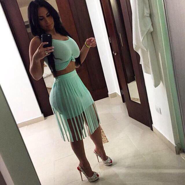 saharavila's tweet photo. Before I got highlights but I just look way too good not to repost these! 💁🏻🙋🏻 https://t.co/FgrG0A5qxK