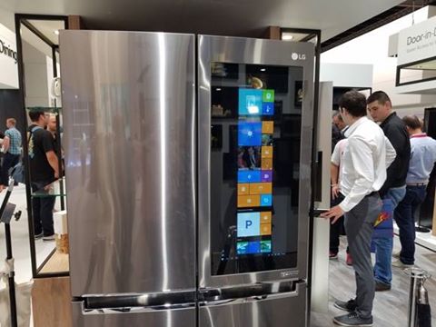 JCtechfuture's tweet image. Windows 10 on a fridge, welcome to the future! 😎
