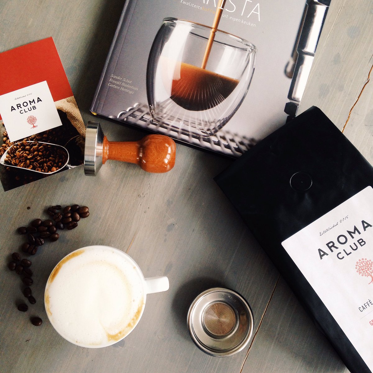 Cappuccino en een koffieboek, wat wil je nog meer? #perfecteochtend  #genieten #versekoffie