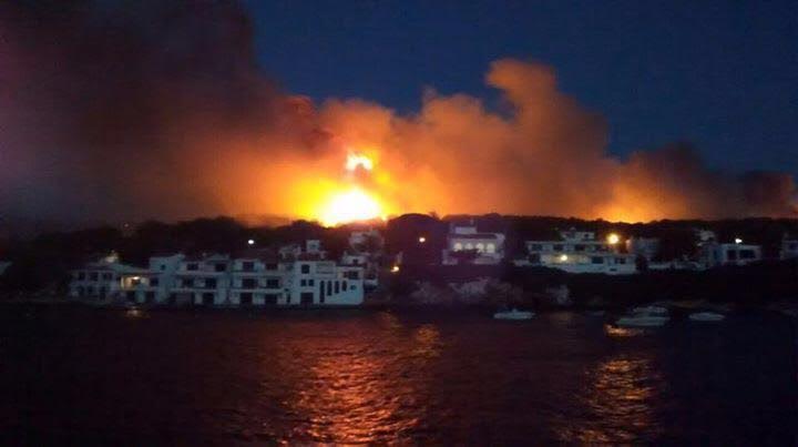 Vídeo de los medios del Ibanat actuando en el incendio de #EsMercadal: https://t.co/wlJLrLEEFt #IFArenaldenCastell https://t.co/JZ1yp3S4SY
