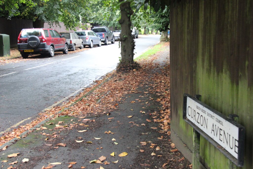 Abandoned cars in #Beaconsfield been here months. Who do we tell @SouthBucksDC ? <a href="/MATatBucks/">Martin Anthony Tett</a> ? #Btoday