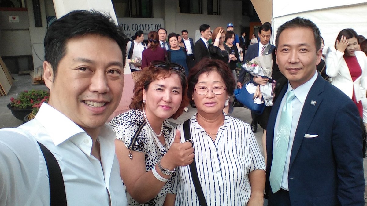 시어머니 모시고 재벌2,3세 와 한컷찍었습니다.
왼쪽이 금호아시아나그룹 박기석사장님과 우측엔 한양그룹  배용진사장님. 제가 존경하는 분들이세요. 재벌이지만 열심히 자심을 일을 하시는 모습 계속 뵙고 싶네요.