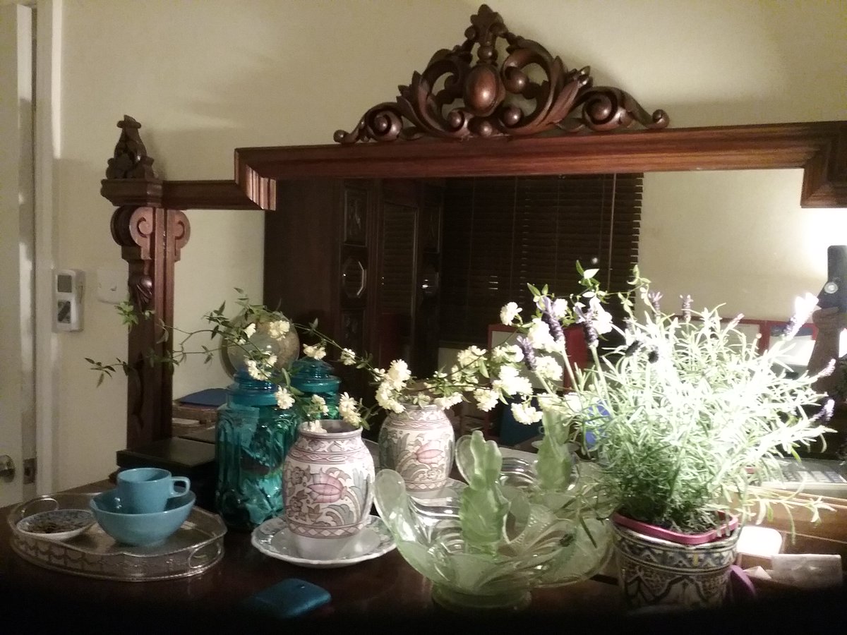saaem's tweet image. Brought some Springtime into my office today. #Australianspring #flowers #happiness