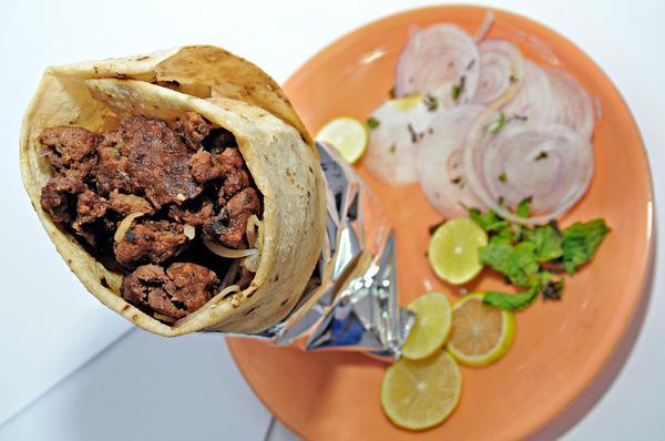 THBengaluru's tweet photo. Bylanes of #JohnsonMarket hold many culinary delights. #City360 @nikes225 @THMetroPlus https://t.co/yl507Yf87w https://t.co/8fFpmPx8Xk