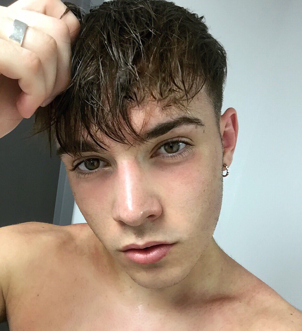 RoadTripTV's tweet image. If you have our notifs on and prove it, then i'll be in your DM's telling you what a hero you are 😌🔥 - Rye 🐝