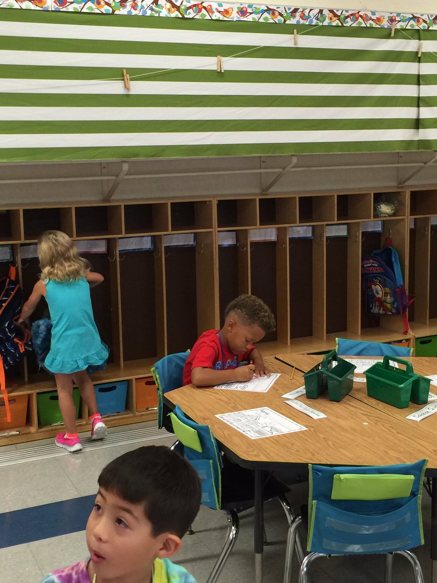 harrisinfluence's tweet photo. His first day.. Focused π #kindergarten #crayolaking #hewasexcited https://t.co/GuYtkqMBHe