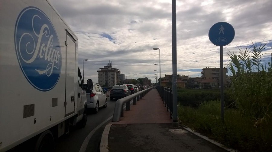 LaPiazzaRimini's tweet photo. Martelli pneumatici sul ponte di via XXIII settembre: code e disagi #Rimini #cronaca https://t.co/yOAzeMaCW9 https://t.co/6NJONyZScR