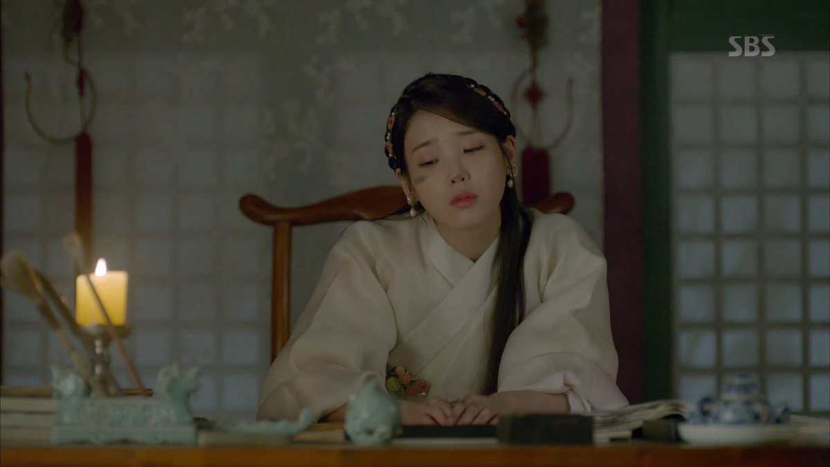 TingKrSeriesLv's tweet photo. ฝึกคัดอักษร ดูแล้วท่าจะไม่ได้เรื่องค่ะ 555 #ScarletHeartRyeo #MoonLovers https://t.co/UcYyGWZ6O6