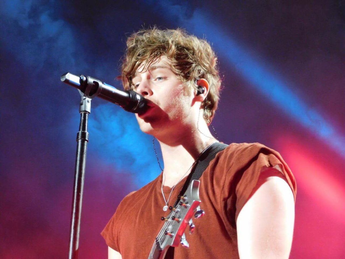 5SOSPHOfficial's tweet photo. Parang nasa #TheColorCloud2016 lang si luke oh diba https://t.co/MELXgIO7Mh