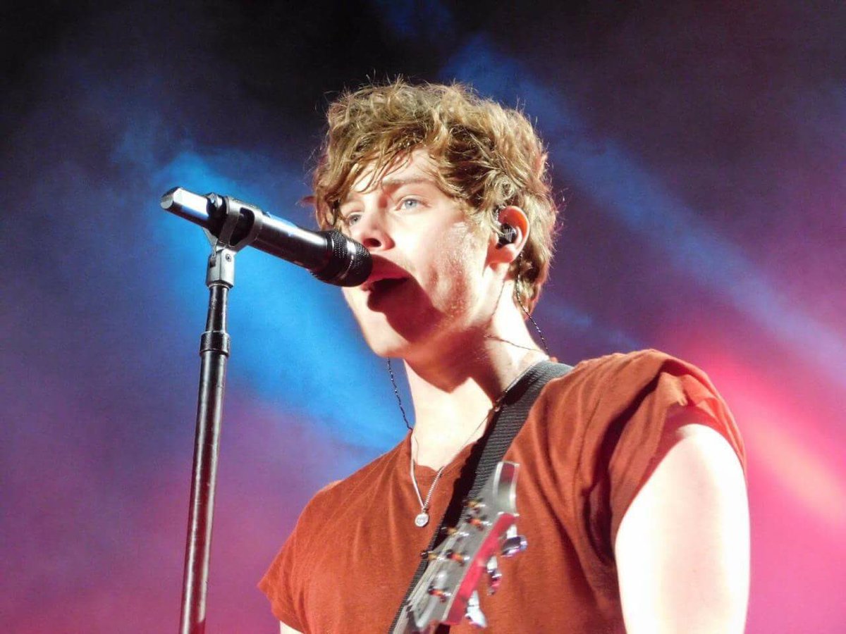 5SOSPHOfficial's tweet photo. Parang nasa #TheColorCloud2016 lang si luke oh diba https://t.co/MELXgIO7Mh