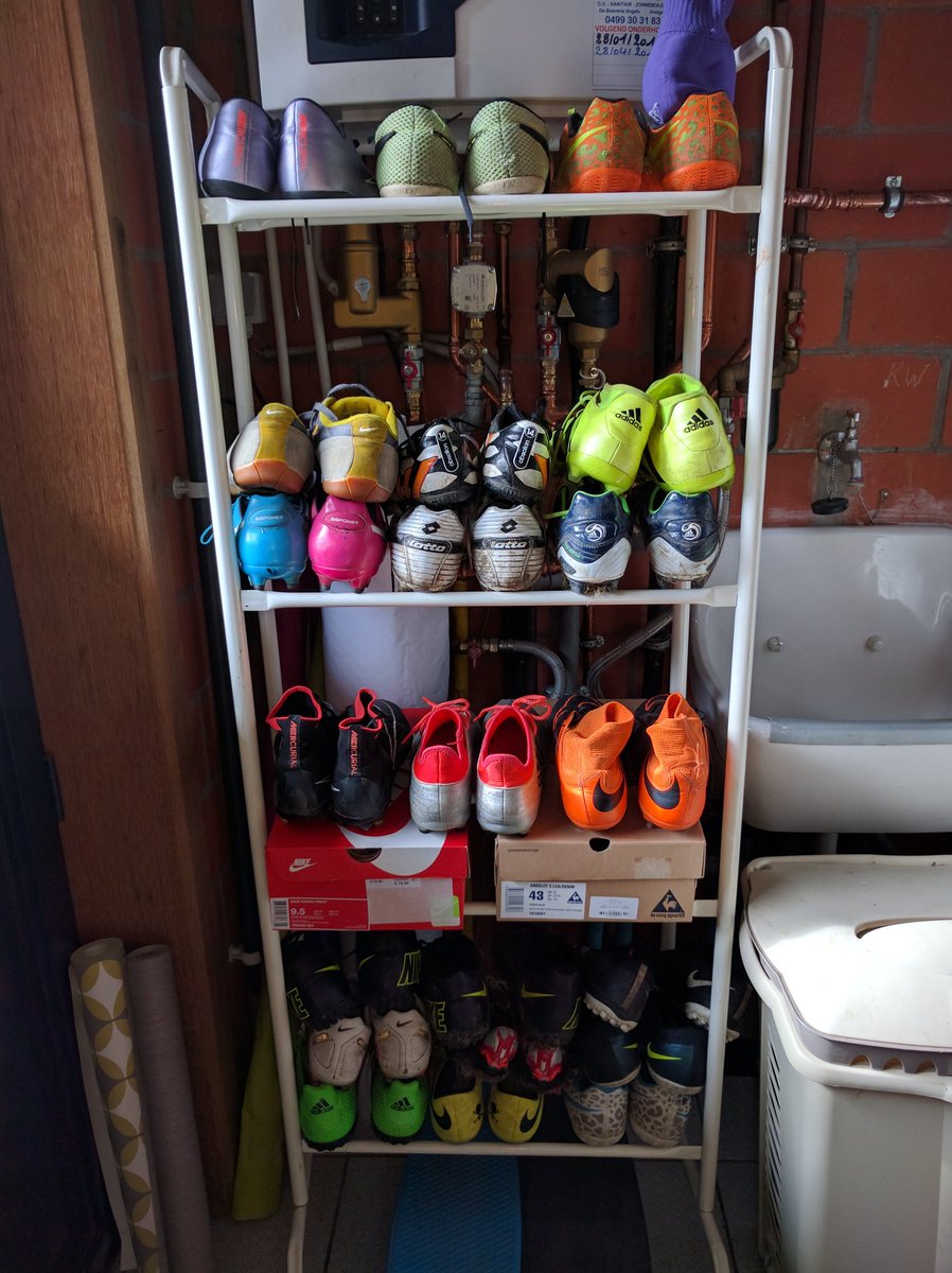 Bathigoal's tweet photo. Ik zou nog voetbalschoenen nodig hebben. Dixit mijn zoons. Imeldaklonen?....#MessiRonaldoshoes https://t.co/59deaAOmcE