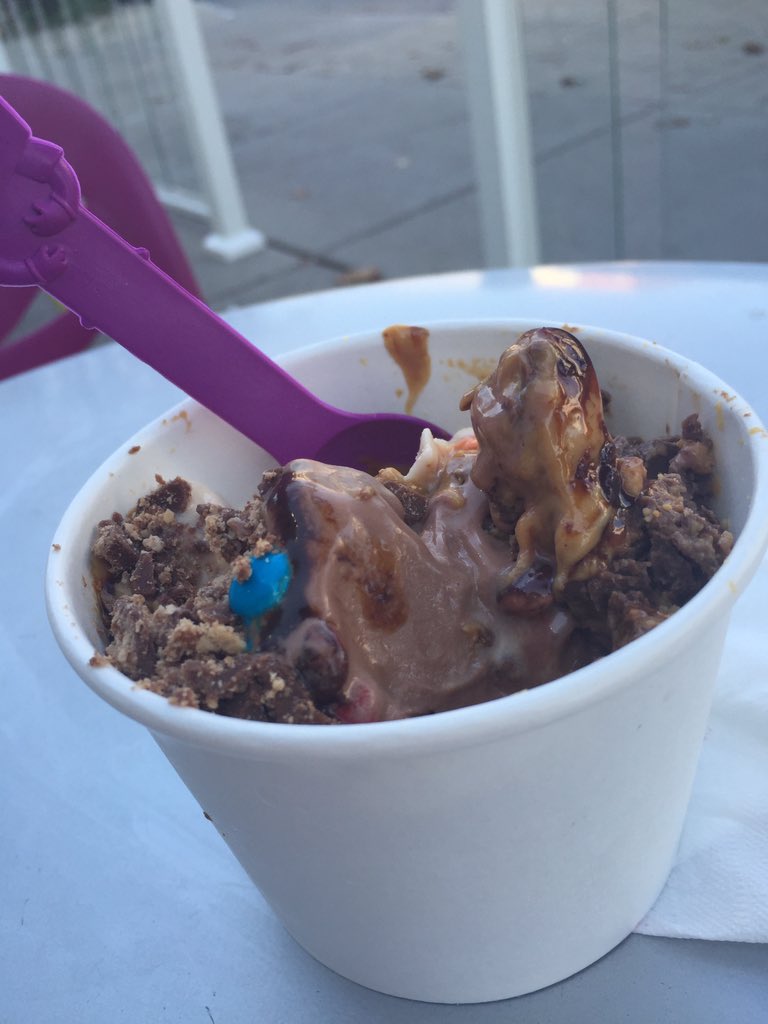 tylerjuancarlos's tweet photo. Life Hack: NEVER let a free birthday coupon expire. Especially when it's @luvwhiterabbit's Froyo https://t.co/VrIilu1u3D