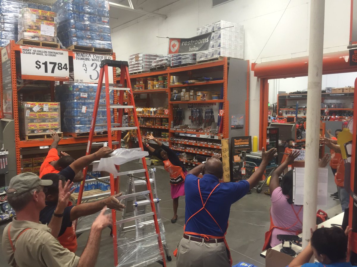 prodesk8976's tweet photo. 💥Our associates and SM @HD8976Kendra Celebrating our inventory success!!!! 💥 https://t.co/PDZjdEPMpi