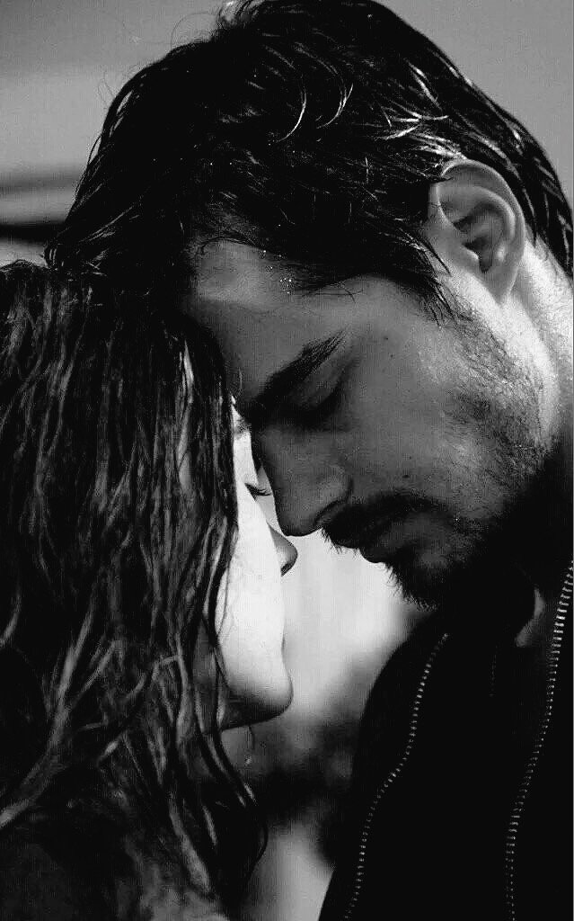 Çünkü Ay'ın sadeliği (basitliği) ve içindeki koca delikler, Dünya'nın renklerine ve pürüzsüzlüğüne hayran kalmıştı..