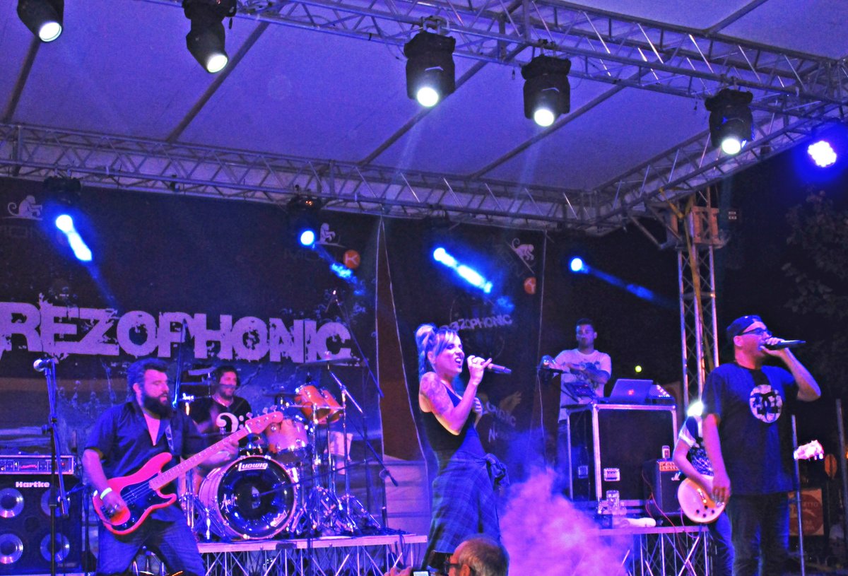 fabcavathejoker's tweet photo. Tutta la carica #rock di @kettypassa con i @RezoOfficial #CaliceLigure #CaliceMusicFestival #RezoLIVE #10anniREZO https://t.co/r1XGxWG1tv