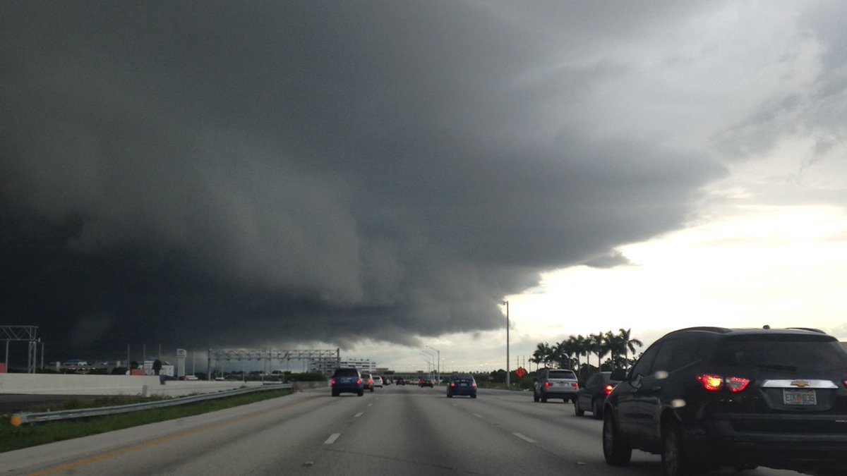 Nasty weather moving across S. Fla., send your pics to share@local10.com bit.ly/1mA3HMe?utm_me… https://t.co/Y57YimeM0u