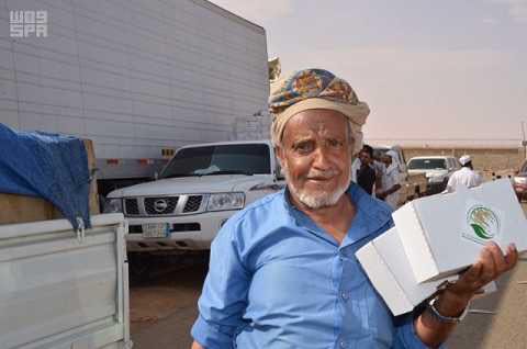 KSRelief's tweet photo. #KSRelief continuing the distribution of food baskets to #Yemeni pilgrims at Wadia'ah Inlet https://t.co/G7Vj6XplKl